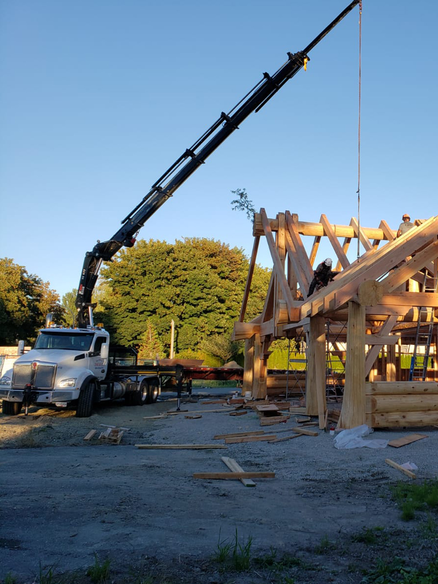 folding boom crane in operation
